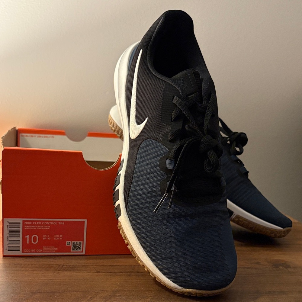 Nike Men’s Black and Navy Athletic Sneakers with White Swoosh